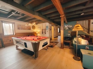 Game room - Gorgeous New A-Frame w/ Sauna & Gameroom - Minutes to Pools, Golf and Skiing (Bellaire)