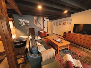 Smart TV, fireplace, video games, books - Gorgeous New A-Frame w/ Sauna & Gameroom - Minutes to Pools, Golf and Skiing (Bellaire)
