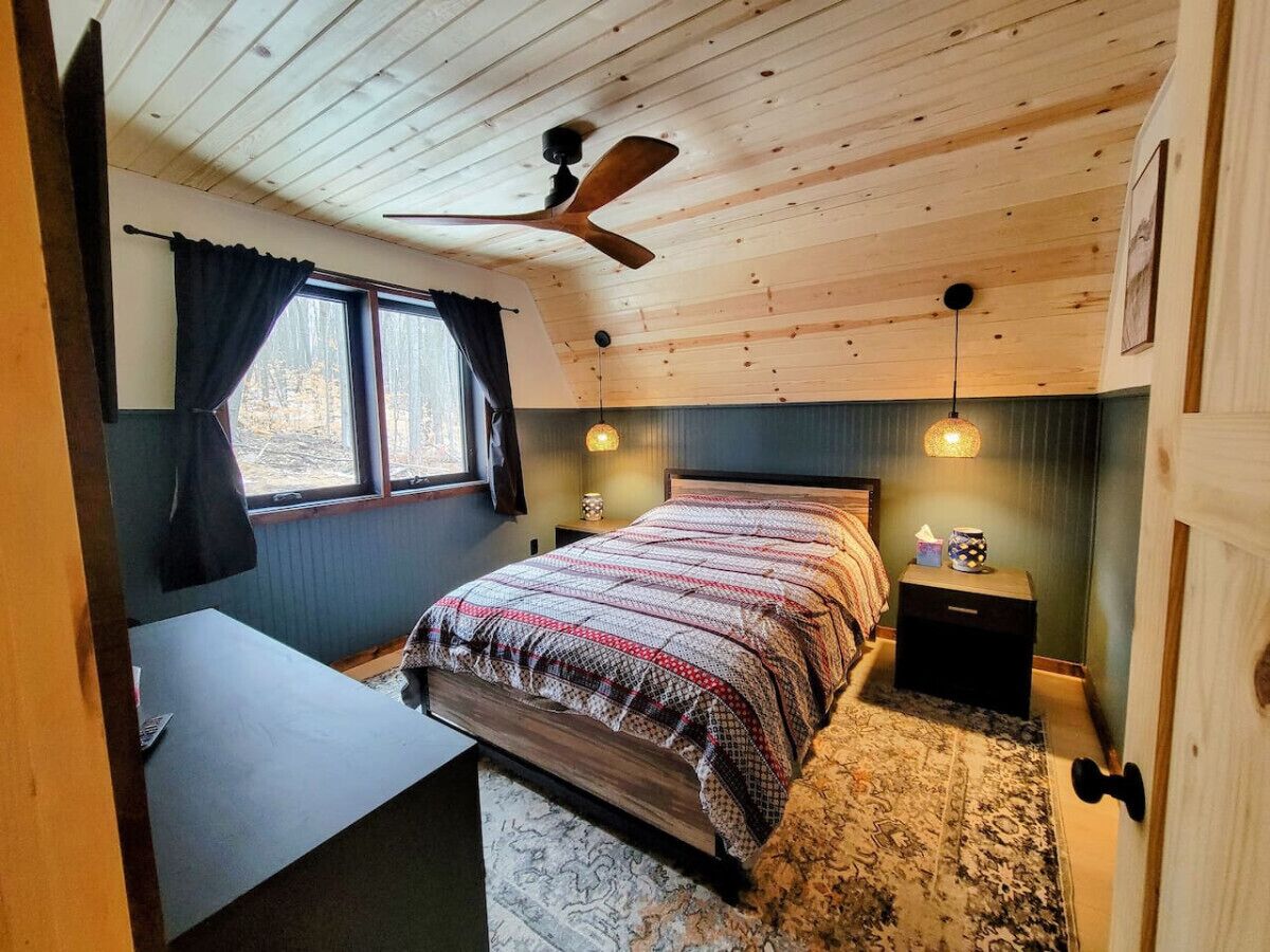 4 bedrooms, desk, iron/ironing board, travel cot