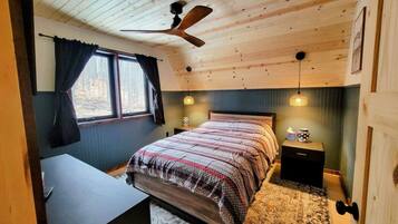 4 bedrooms, desk, iron/ironing board, travel cot