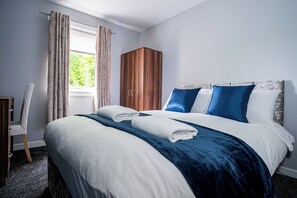 3 chambres, fer et planche à repasser, Wi-Fi, draps fournis