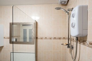 Secador de cabelo, toalhas de banho, sabonete, shampoo