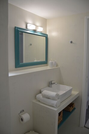 تجهيزات دش، مجففات شعر، مناشف، صابون