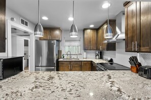 Fridge, microwave, oven, stovetop - Uptown Dallas Luxury Oasis with Cool Refreshing Spa  (Dallas)