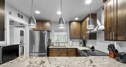 Uptown Dallas Luxury Oasis with Cool Refreshing Spa