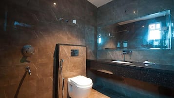 Ducha, artículos de higiene personal de diseño, zapatillas y toallas