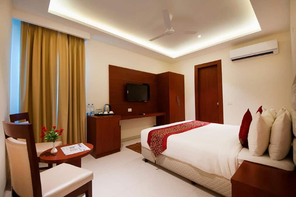 Kamar Double Deluks | Seprai premium, busa memori, meja kerja, dan ruang kerja ramah laptop