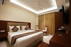 Premium bedding, memory-foam beds, desk, laptop workspace - Hotel Bonito- Delhi IGI Airport (New Delhi)