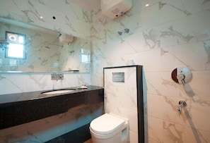 Shower, designer toiletries, slippers, towels - Hotel Bonito- Delhi IGI Airport (New Delhi)