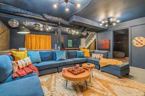 Smart TV, fireplace, video games, table tennis - Sauna-Hot Tub-Arcades-Outdoor Theater-Sleeps 14! (Leicester)