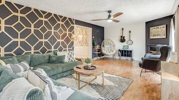 Smart TV, chimenea, videojuegos, mesa de ping pong