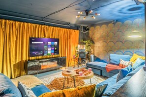 Smart-TV, Kamin, Videospiele, Tischtennisplatte