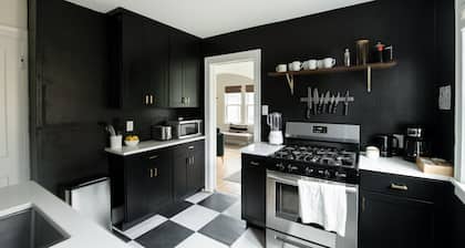 Cool, Quiet, and Comfortable Cottage Near Mac