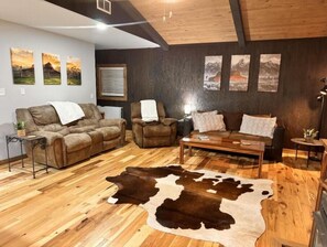 Smart TV, video games - CozyCabin in the Ozarks-sleeps up to 16 [SEE NIGHTLY RATE DETAILS BELOW] (Dover)
