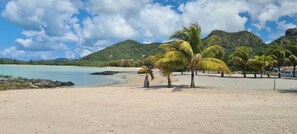 Una spiaggia nelle vicinanze, sabbia bianca, lettini da mare