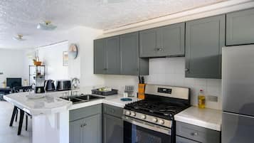Deluxe Villa, 2 Bedrooms, Ensuite, Harbour View | Dapur peribadi | Peti sejuk/penyejuk beku saiz penuh, ketuhar, dapur, cerek elektrik