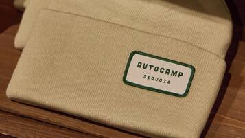 Un montón de sombreros doblados con una etiqueta que dice "AUTOCAMP SEQUOIA".