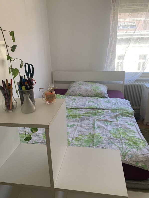 1 dormitorio, tabla de planchar con plancha, wifi y ropa de cama