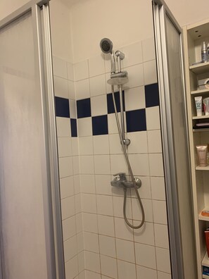 Secador de pelo, toallas, jabón y papel higiénico