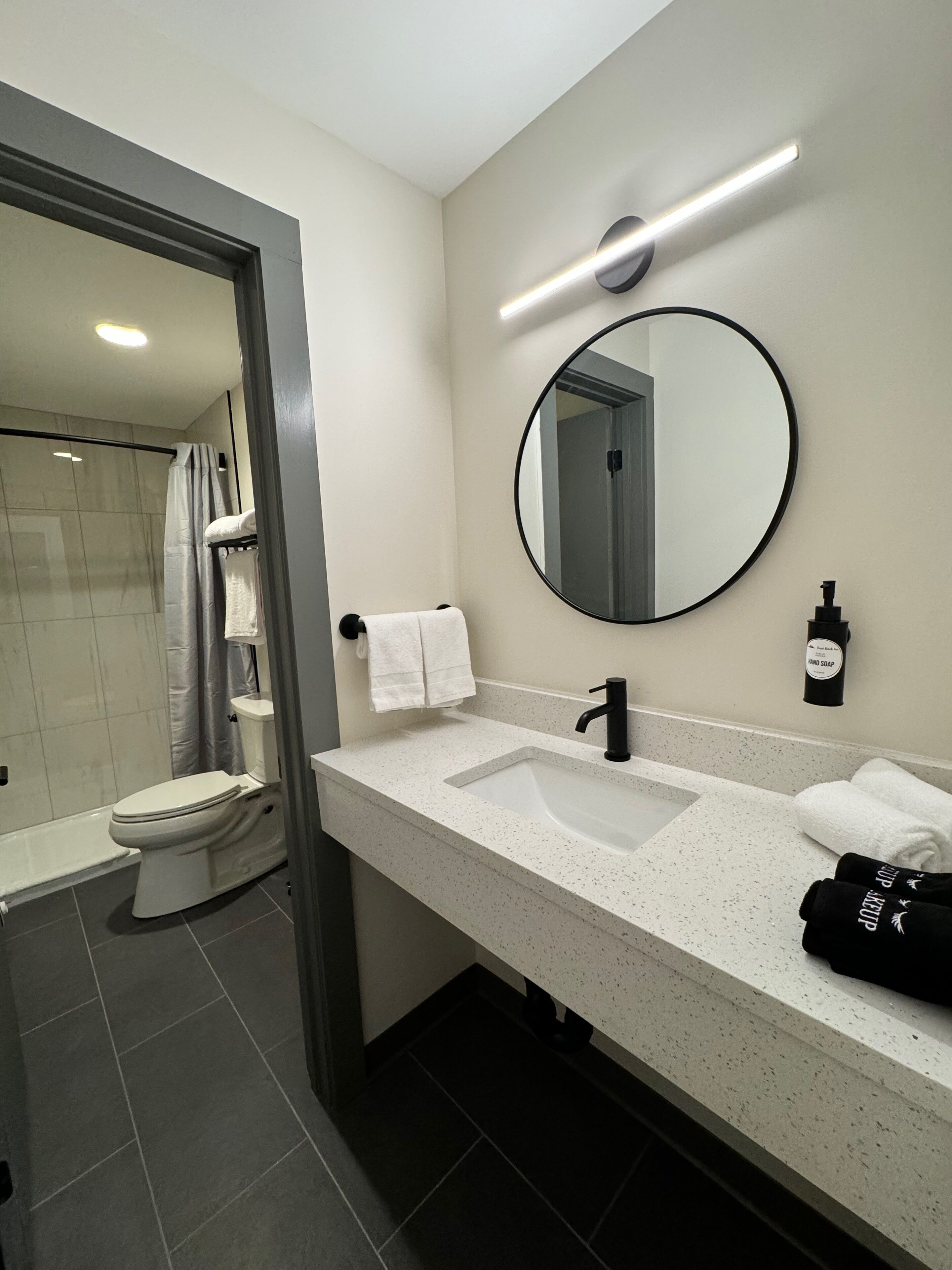 Classic Double Room, 2 Queen Beds, Courtyard View | Bathroom