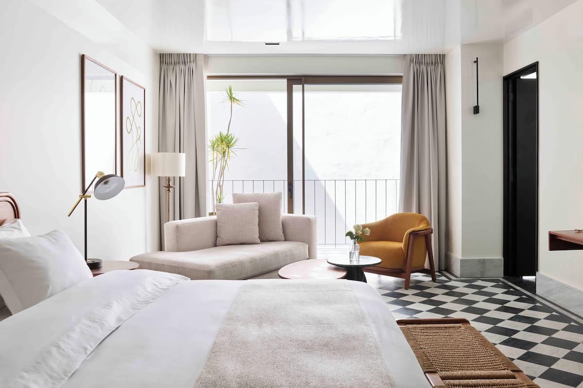 Premium Room | Premium bedding, minibar, in-room safe, laptop workspace
