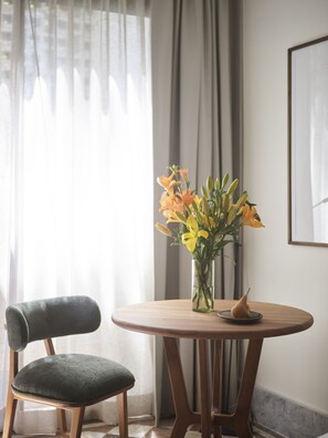 Rom – superior | Sengetøy av topp kvalitet, minibar og safe på rommet