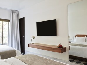 Standard Balcony Double Queen | Premium bedding, minibar, in-room safe, laptop workspace - Hotel Dama (Mexico City)