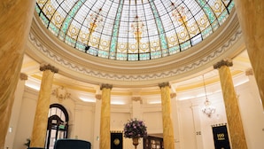A grand lobby with a dome ceiling, marble columns, and blue seating. - GRAN HOTEL BOLIVAR (Lima)