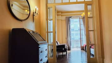 Decoración personalizada, muebles diferentes y wifi gratis