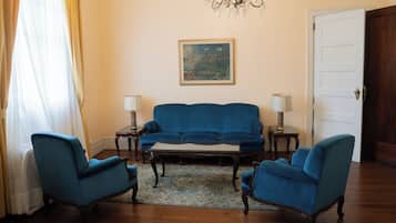 Deluxe Suite, 1 King Bed | Dining room