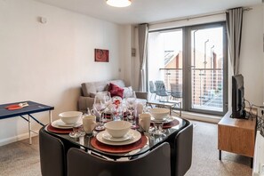 Fernseher, Tischtennisplatte, Bücher