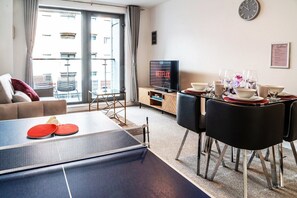 Fernseher, Tischtennisplatte, Bücher