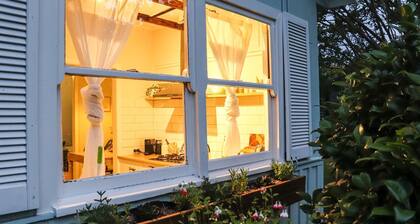 The Old Cottage - Country Couples Retreat