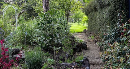 The Old Cottage - Country Couples Retreat