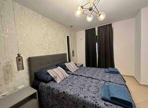 2 quartos, cortinas blackout, ferros/tábuas de passar roupa