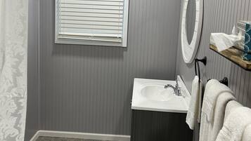 Dutxa, assecador de cabells, tovalloles i sabó