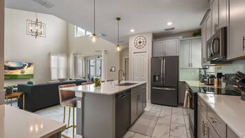 Geladeira, micro-ondas, fogão, cooktop