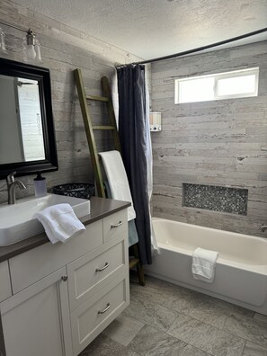 Douche, serviettes fournies, savon, shampooing