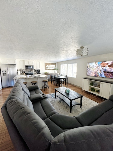 Hole in the Rock Inn - Newly remodeled for post adventure relaxation! 