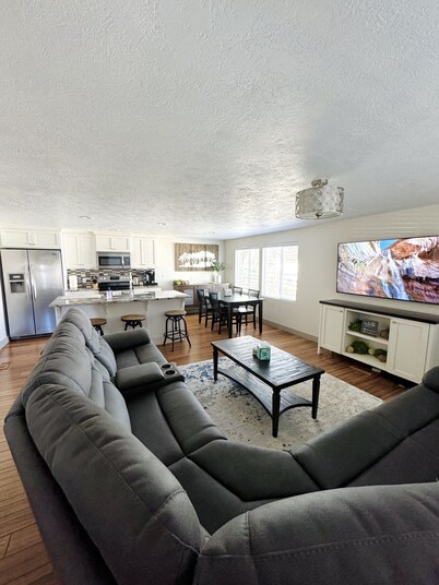 Hole in the Rock Inn - Newly remodeled for post adventure relaxation! 