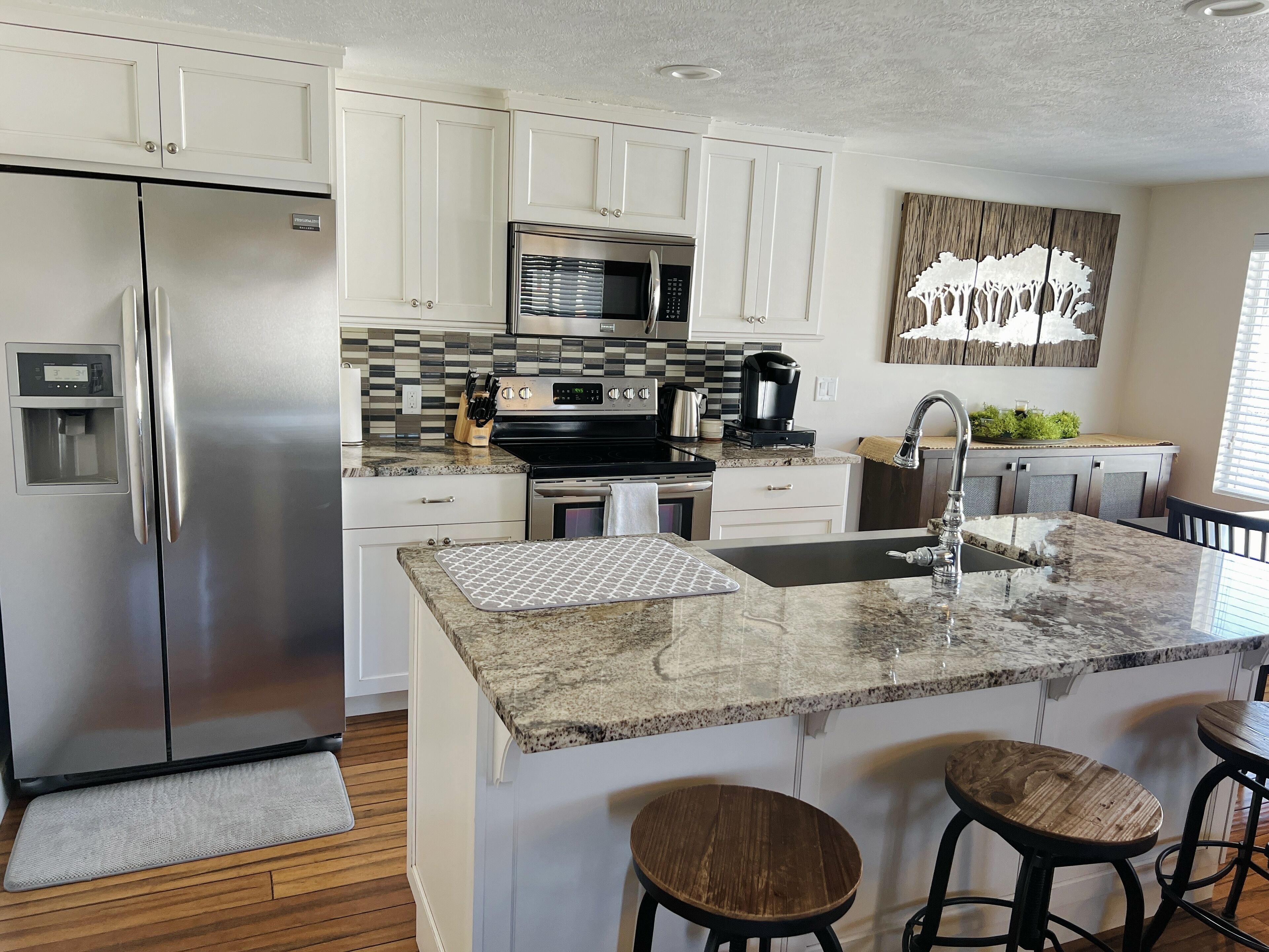 Réfrigérateur, micro-ondes, four, plaque de cuisson