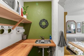 Desk, iron/ironing board, travel cot, WiFi - Cozy Winter Getaway w/ Sauna and BBQ (Longview)