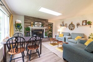 Een open haard en boeken