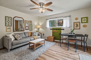 Fireplace - Fun Family Getaway ~ BBQ, Sauna, and Firepit (Longview)