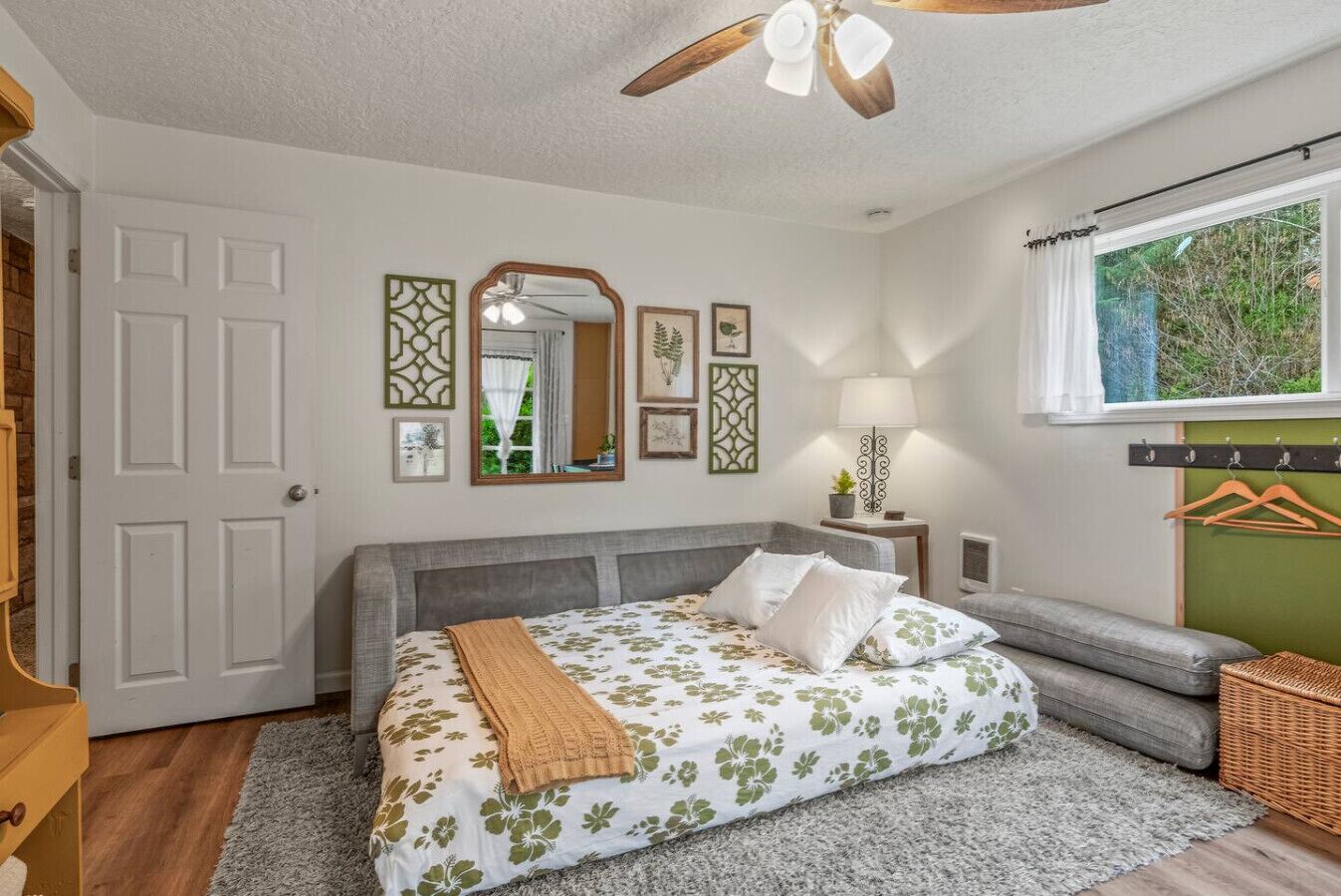 Escrivaninha, ferros/tábuas de passar roupa, berço de viagem, Wi-Fi