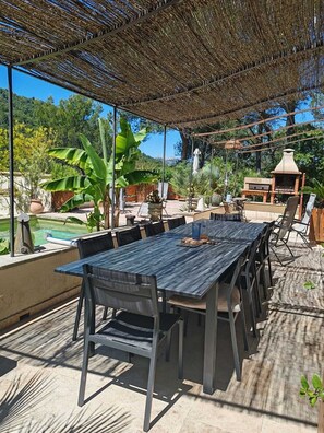 Outdoor dining - Maison Climatisée Avec Piscine au Calme (Le Barroux)