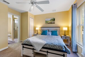 5 habitaciones, escritorio y tabla de planchar con plancha