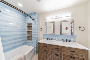 Dusche, Haartrockner, Handtücher, Toilettenpapier