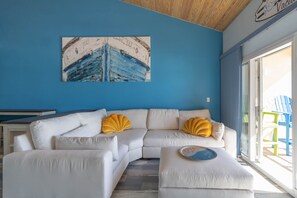 Smart TV, books, computer monitors - Crystal Sands 311B - Updated! Beachfront! Pool! Free Beach Service! (Destin)