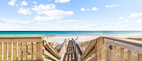 Plage, chaises longues